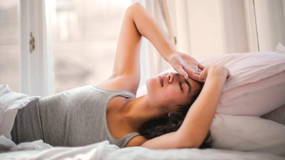 Shtatë arsye pse zgjoheni në mëngjes me dhimbje koke